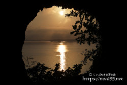 洞窟から見る朝日と光の道-牧山陣地壕
