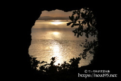 洞窟から見る黄金色の海と光の道-牧山陣地壕