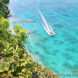 サンゴ礁の海を走るボート-三角点より-