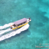 断崖の真下を通るボート-三角点-