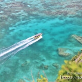 断崖の下を走るボート-三角点より-