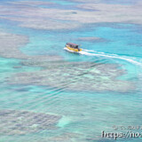 サンゴ礁の海を走るボート-三角点より-