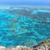 断崖の先のサンゴ礁の海-三角点より-