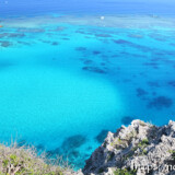 断崖の下の青い海-イグアナ岩より-