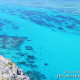 断崖の下の青い海-イグアナ岩より-