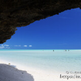 岩陰から見る海の道