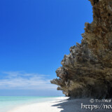 海辺に続く侵食された岩