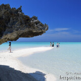 奇岩のアーチと砂の道