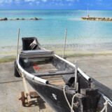 木造の古いサバニと青い海