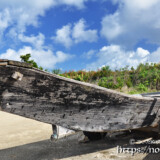 陸に揚げられた古いサバニ