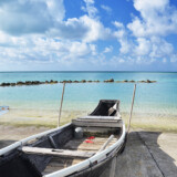 古いサバニと青い海