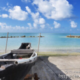 古いサバニと青い海