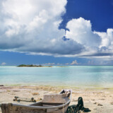 古いサバニと入道雲