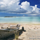 古いサバニと入道雲