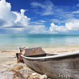 古いサバニと入道雲