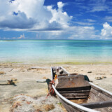 古いサバニと入道雲