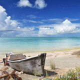 古いサバニと入道雲