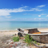 古いサバニと青い海