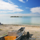 古いサバニと青い海