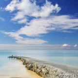 青い海へ伸びる防波堤