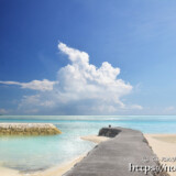 海へのびる防波堤と入道雲