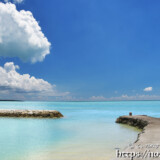 古い漁港と青い海