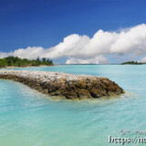 青い海に突き出た防波堤