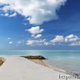 青い海に突き出た防波堤