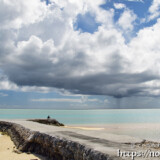 防波堤と雨を降らせる入道雲