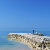 べた凪の海と防波堤