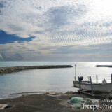 古い漁港の上に広がるうろこ雲