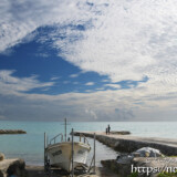 古い漁港の上に広がるうろこ雲