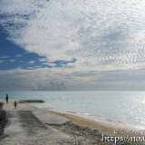防波堤の先に広がるうろこ雲