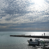 古い漁港の上に広がるうろこ雲
