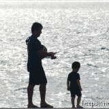 釣りをする親子