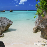 岩陰に打ち寄せる波