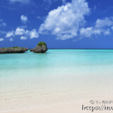 べた凪の青い海とビーチ