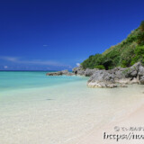 べた凪の青い海とビーチ