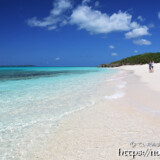 ビーチに打ち寄せる波-長間浜-