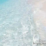 足元を通り過ぎる波-長間浜-