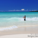 波と戯れる親子-渡口の浜-