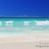 打ち寄せる青い波-渡口の浜-