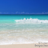 波しぶきをあげて打ち寄せる波-渡口の浜-