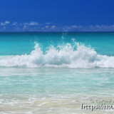 波しぶきをあげて打ち寄せる波-渡口の浜-