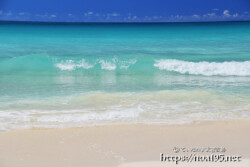 砂浜に打ち寄せる青い波-渡口の浜-