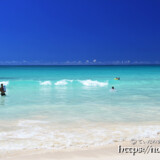 打ち寄せる波と遊ぶ人々-渡口の浜-