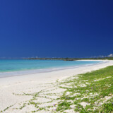 ゆるやかなカーブを描く砂浜-渡口の浜-