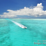 池間ブルーの海を疾走するボート