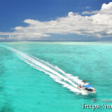 池間ブルーの海を疾走するボートと波の軌跡