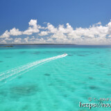 池間ブルーの海を横切る波の軌跡